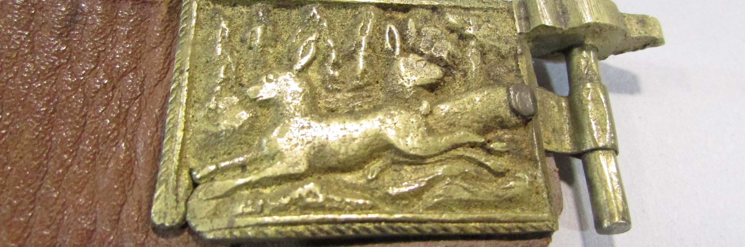 A Leather hunting belt, in three sections with gilded metal links each decorated with hunting scenes - Image 3 of 3