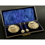 Two silver scallop shell salts with silver spoons, in the original case, Birmingham 1899, maker