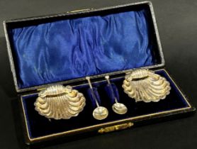 Two silver scallop shell salts with silver spoons, in the original case, Birmingham 1899, maker
