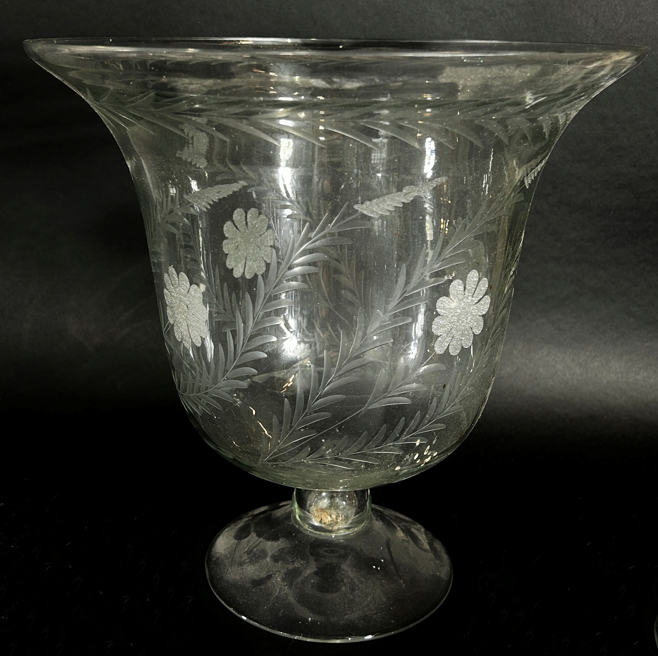 A decorative campana shaped glass vase with engraved fern decoration 29.5cm high x 29.5cm diameter - Image 2 of 3
