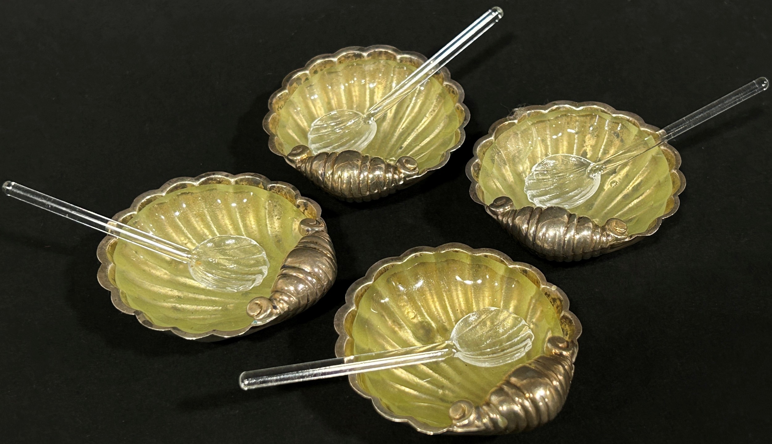 Two silver scallop shell salts with silver spoons, in the original case, Birmingham 1899, maker - Image 5 of 5