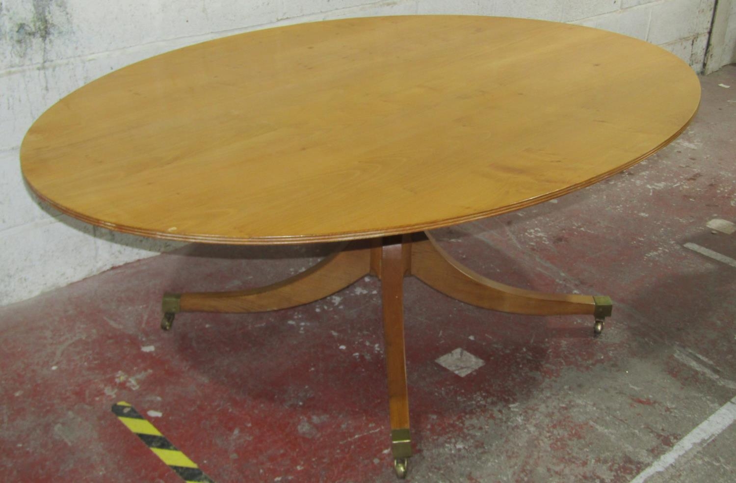 A good quality contemporary but Regency style chestnut and oak breakfast table of oval form by - Bild 2 aus 6