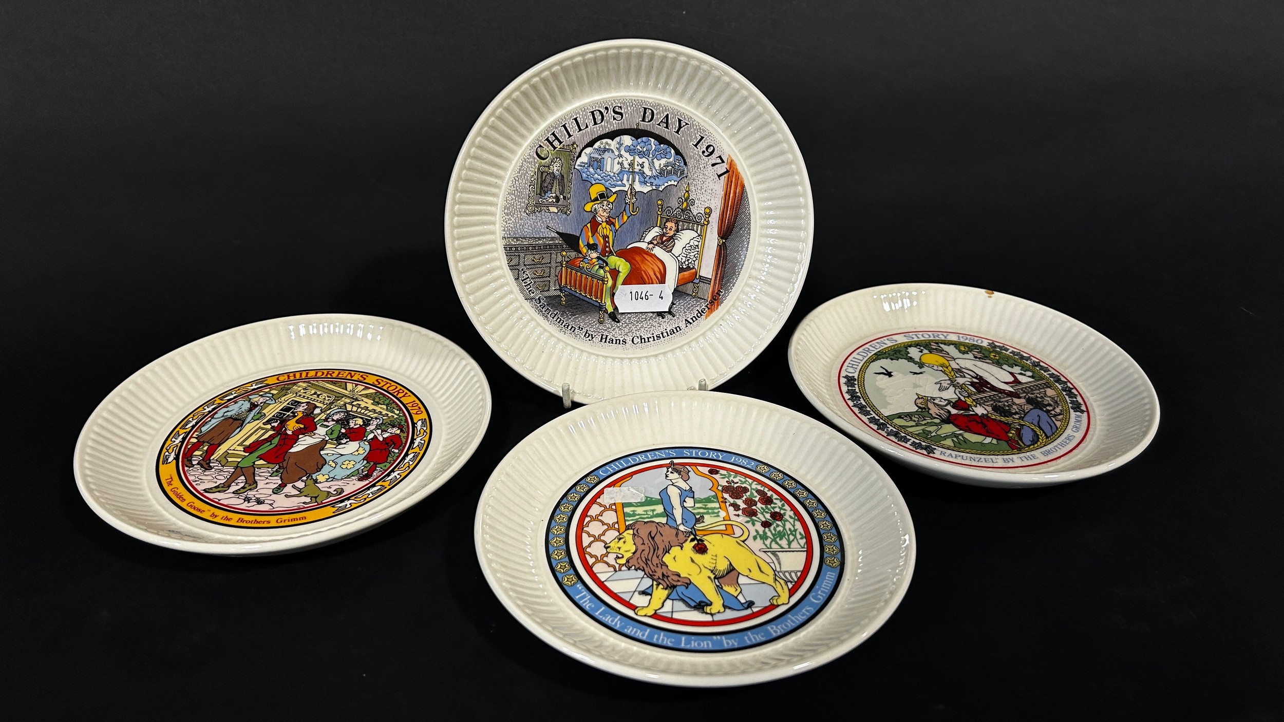 A large collection of contemporary collectors plates including Wedgwood, Wedgwood Hathaway Rose open - Image 3 of 4