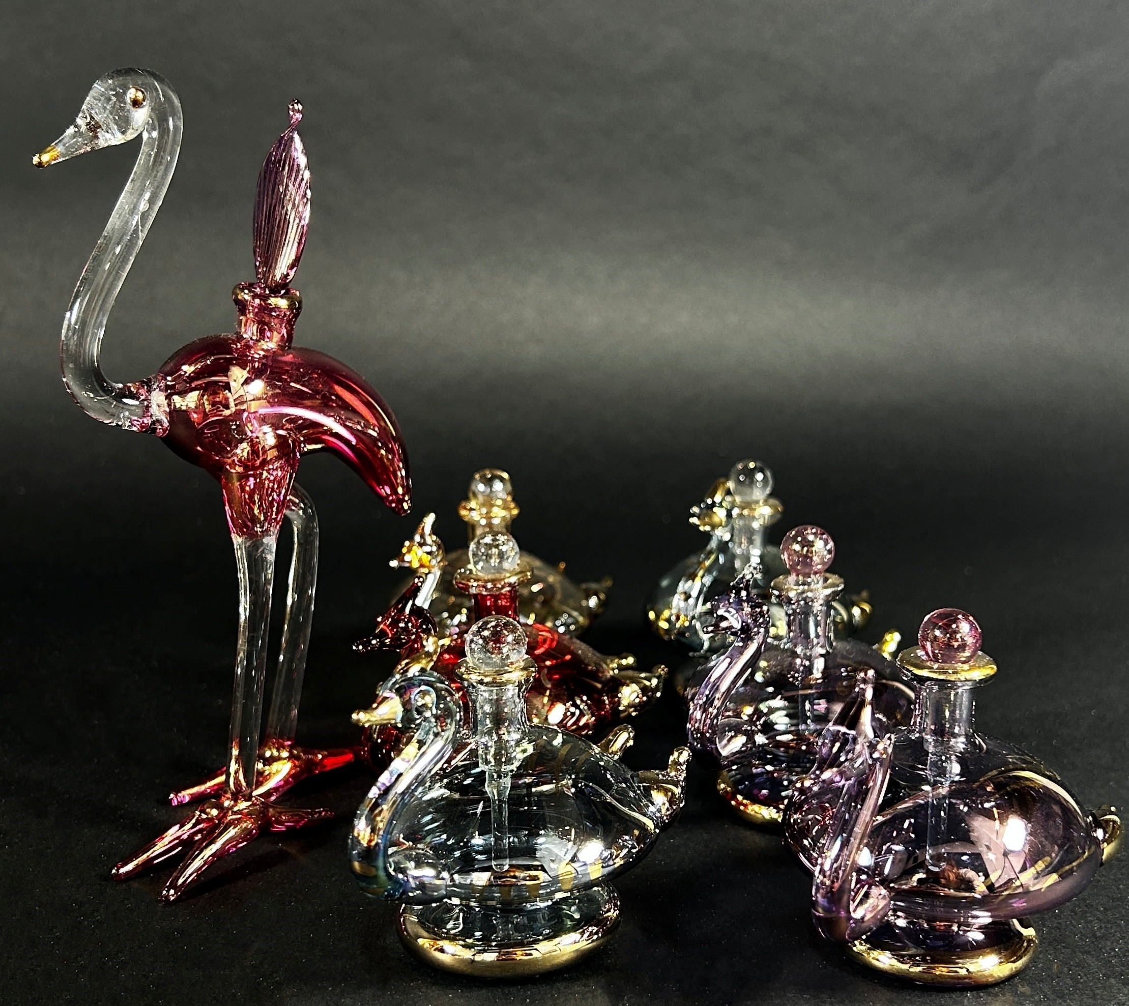 Ten iridescent gilded blown glass swan perfume bottles, together with a pink flamingo perfume - Bild 3 aus 4