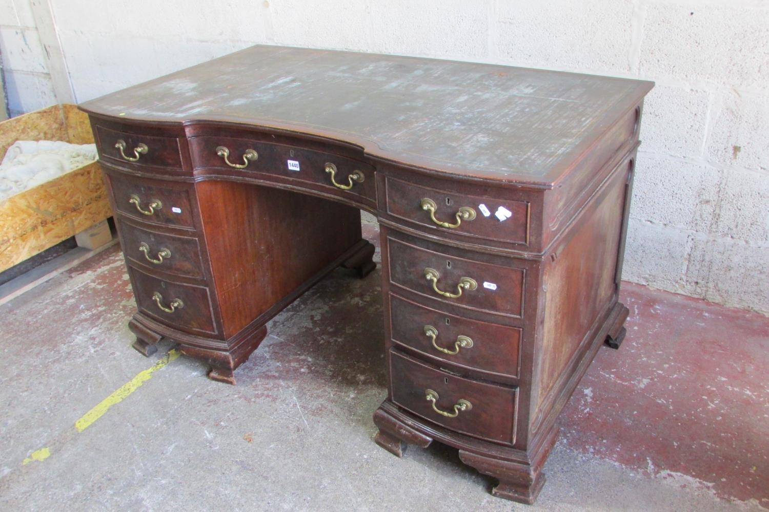 An Edwardian mahogany pedestal writing desk with inset leather top, the shaped outline incorporating - Bild 3 aus 5