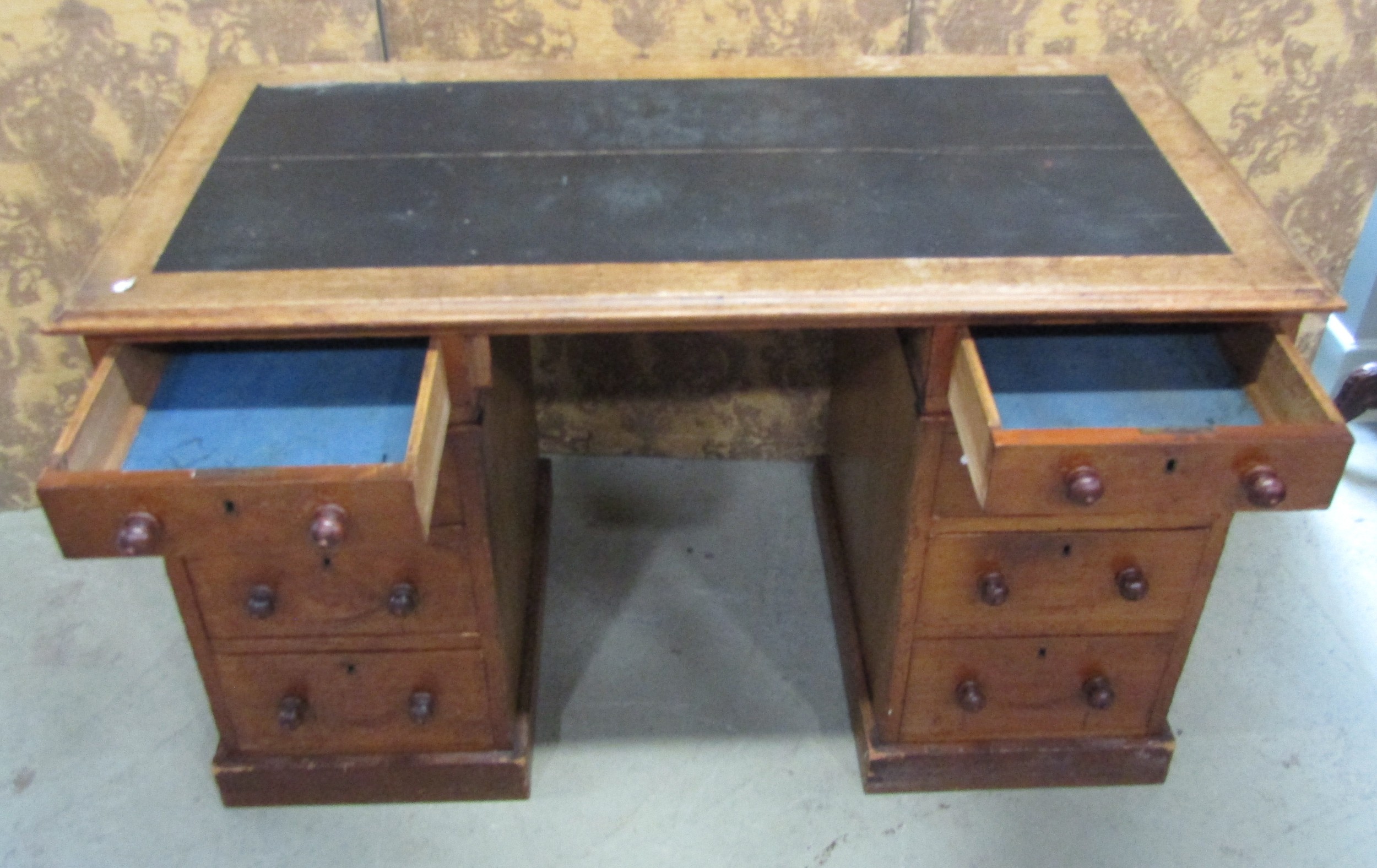 A Victorian oak pedestal desk of eight drawers with inset leather top, 122cm wide - Bild 2 aus 6