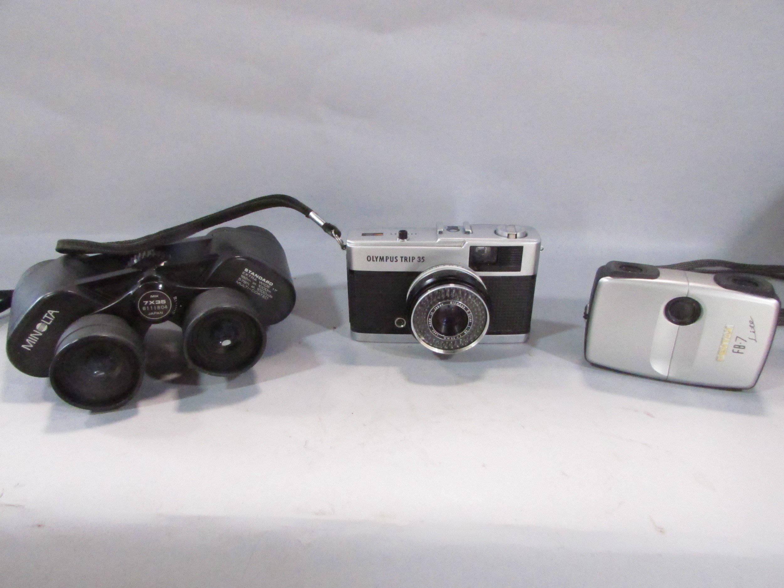 A quantity of photographic equipment including a Minolta 200 MXI camera, a Minolta flash and lens, - Image 2 of 7