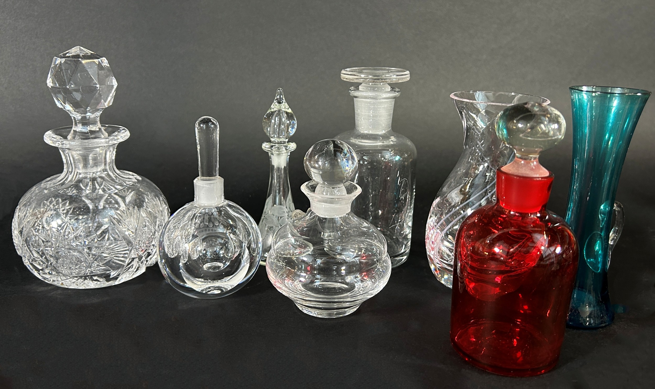Seven perfume bottles of varying shapes and sizes, an amber glass vase with a matching bulb grower - Bild 2 aus 2