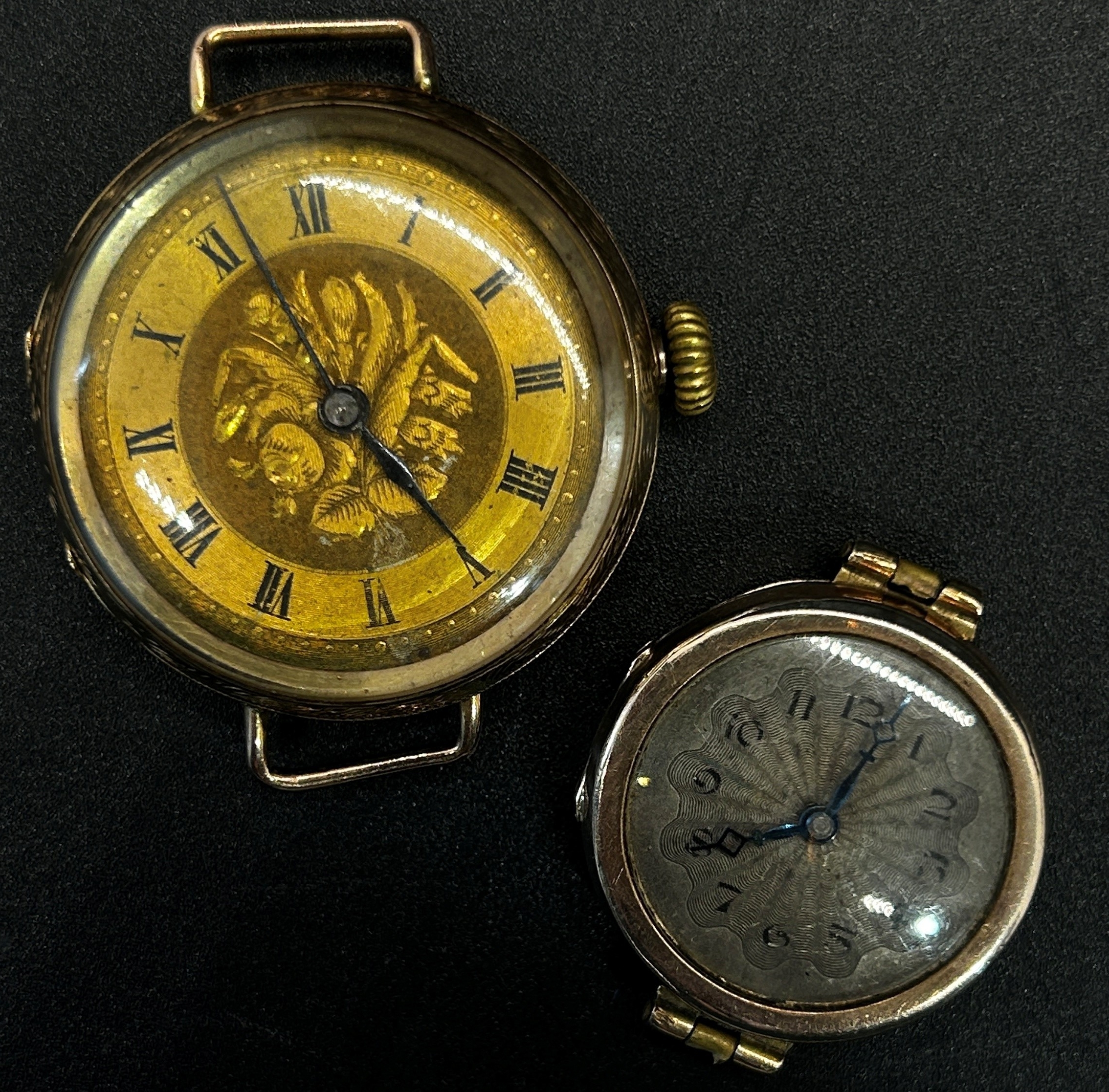 A 9ct yellow gold cased fob watch, with engraved dial populated with black Roman numerals, - Bild 2 aus 3