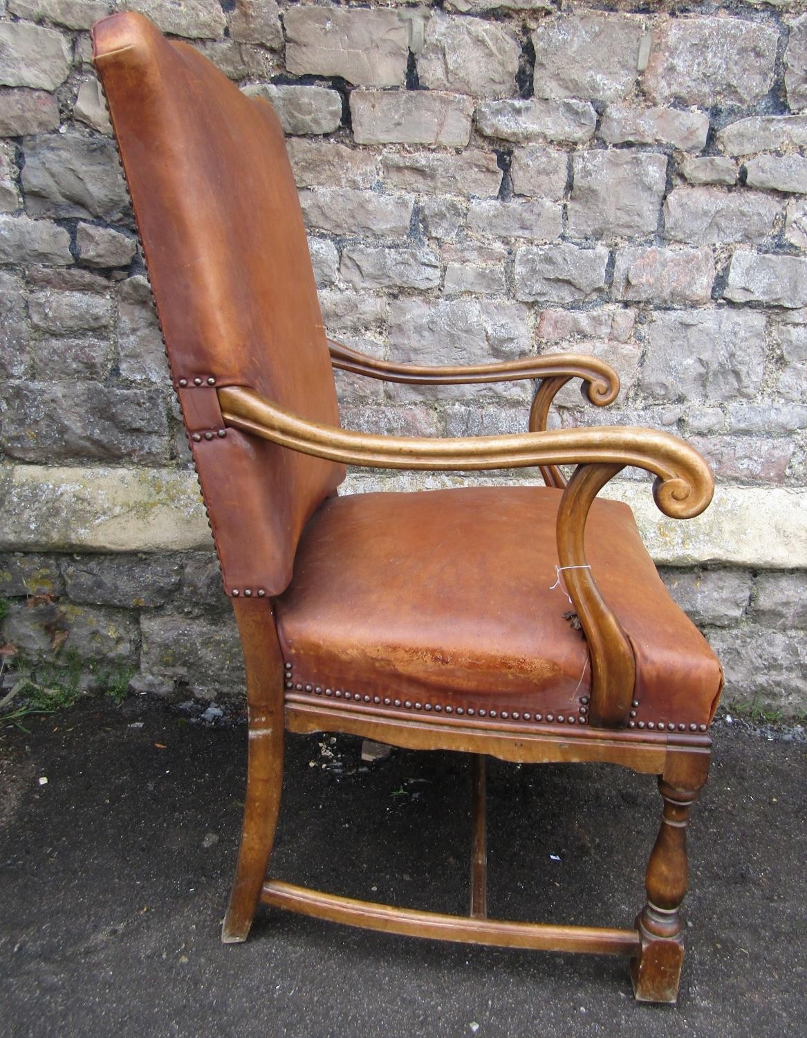 An open armchair in the Georgian style with tan coloured hide upholstered seat and back - Bild 2 aus 3