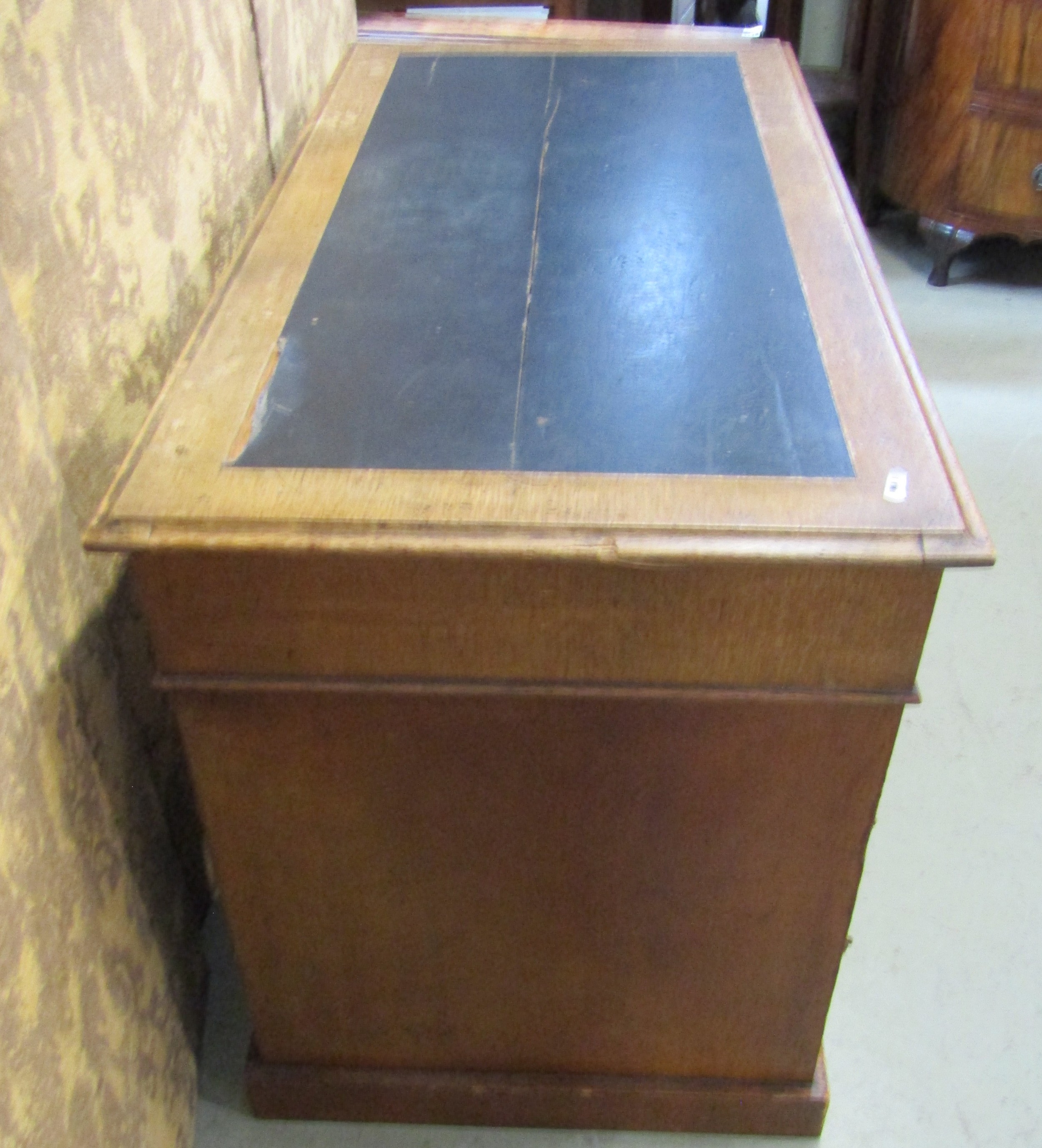 A Victorian oak pedestal desk of eight drawers with inset leather top, 122cm wide - Bild 3 aus 6