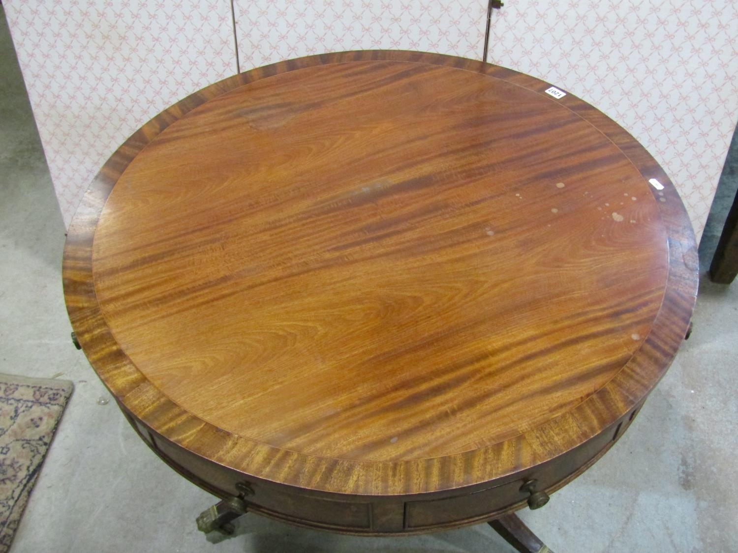 A Regency style drum table in mahogany, with alternating real and dummy drawers on turned support - Image 4 of 8