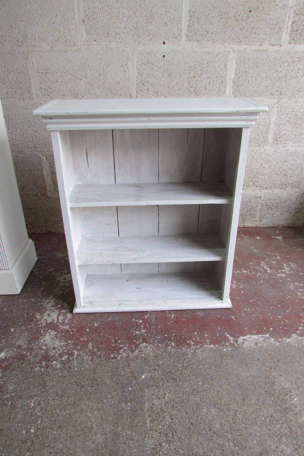 A tall narrow upright bookcase enclosing adjustable shelves within a painted and reeded framework - Image 3 of 4