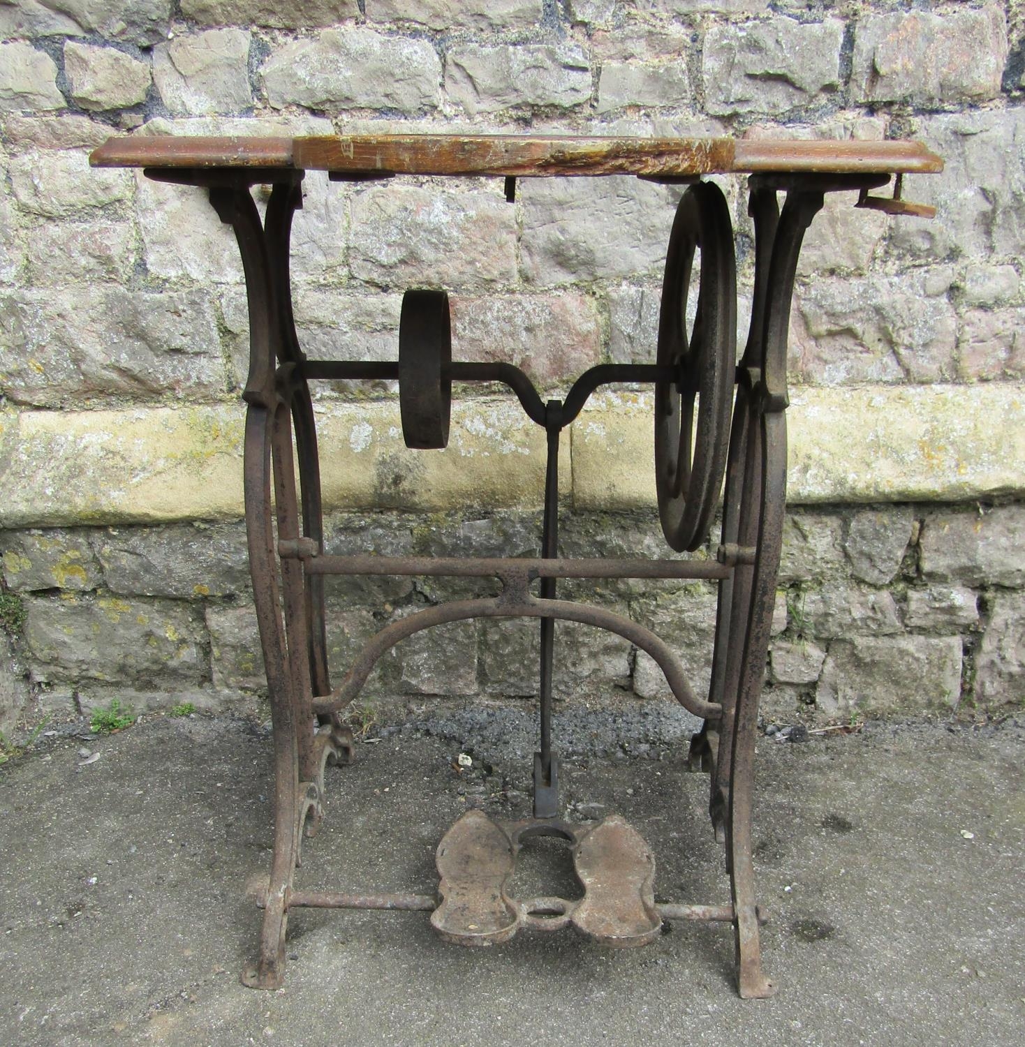 A vintage cast iron treadle sewing machine base with scumbled wooden top - Image 4 of 4