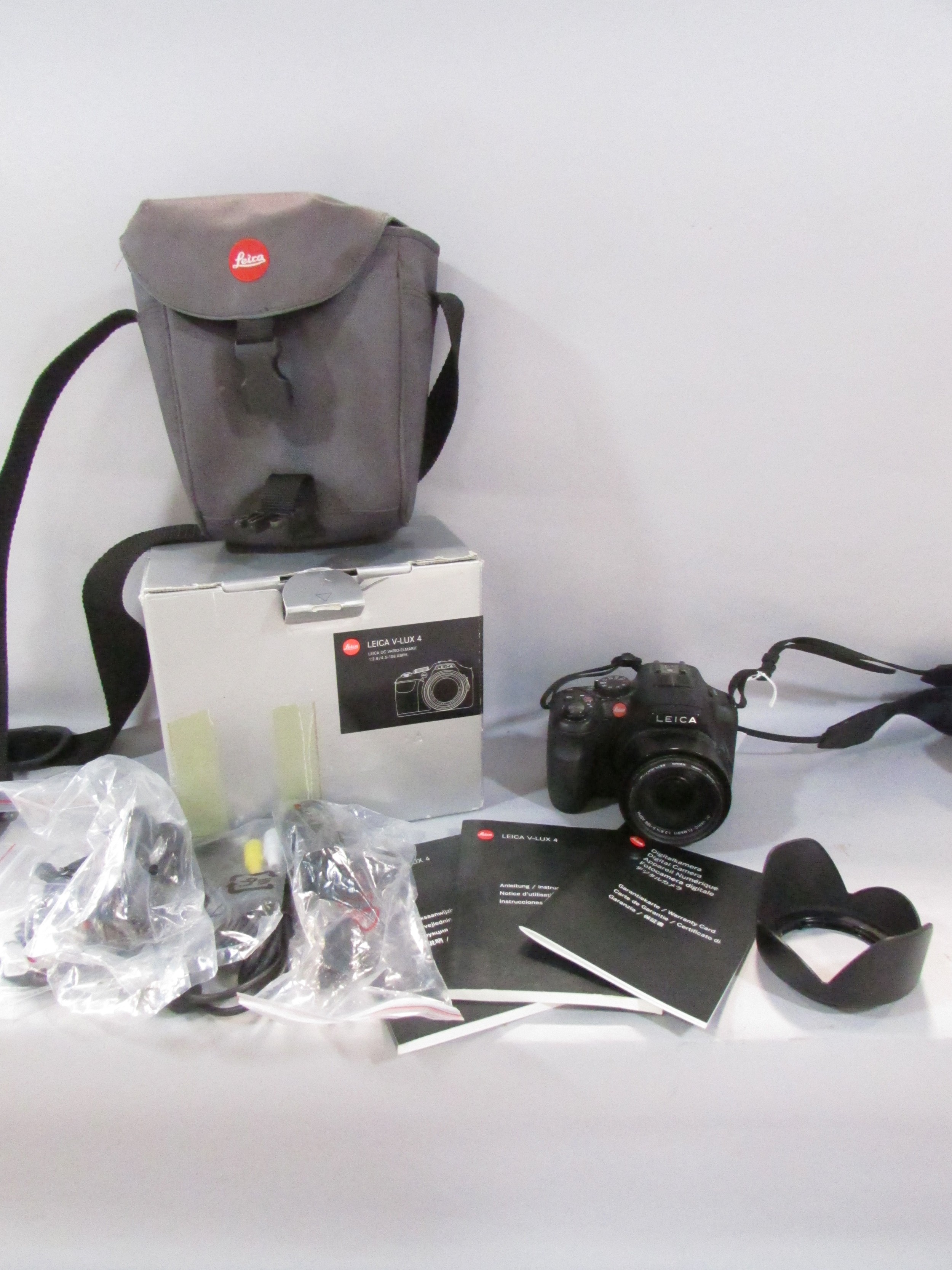 A Leica V Lux 4 camera and a Leica carry bag - Image 2 of 6