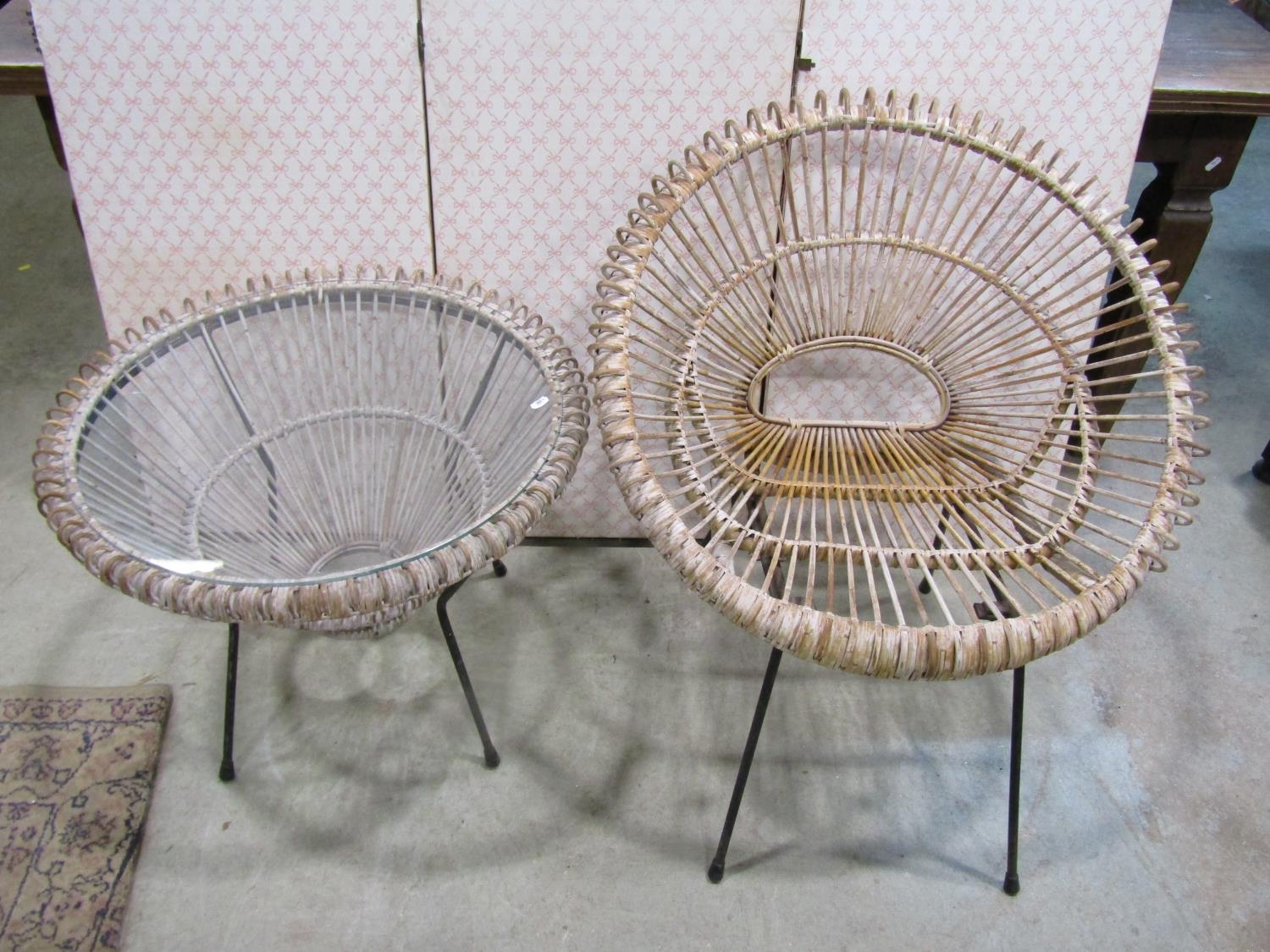 A vintage wicker two seat sofa, a mid century wicker plate glass occasional table of circular form - Image 5 of 9