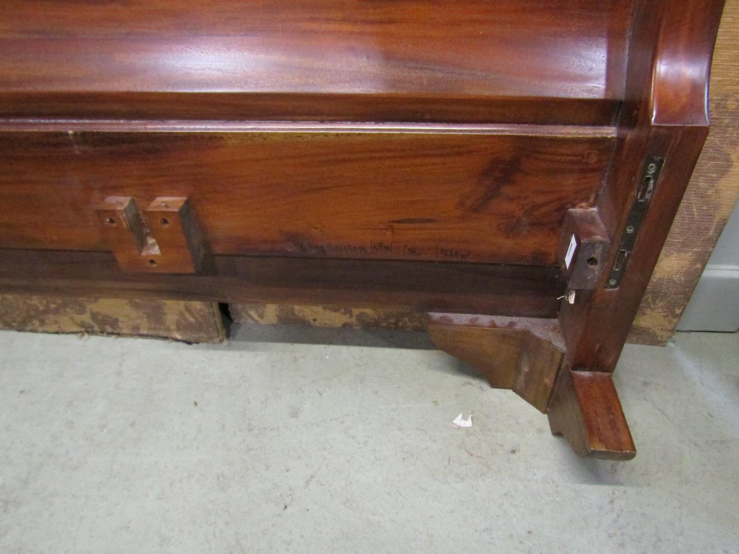 A mahogany sleigh bed frame of usual form to accept a 5ft mattress - Image 3 of 5