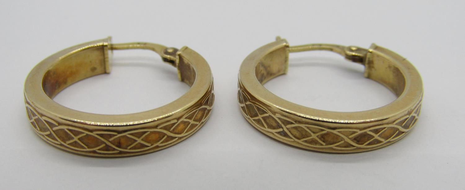 Group of gold hoop earrings comprising two 9ct pairs, 3.6g, a single 18ct example, 2.3g and a single - Image 3 of 3