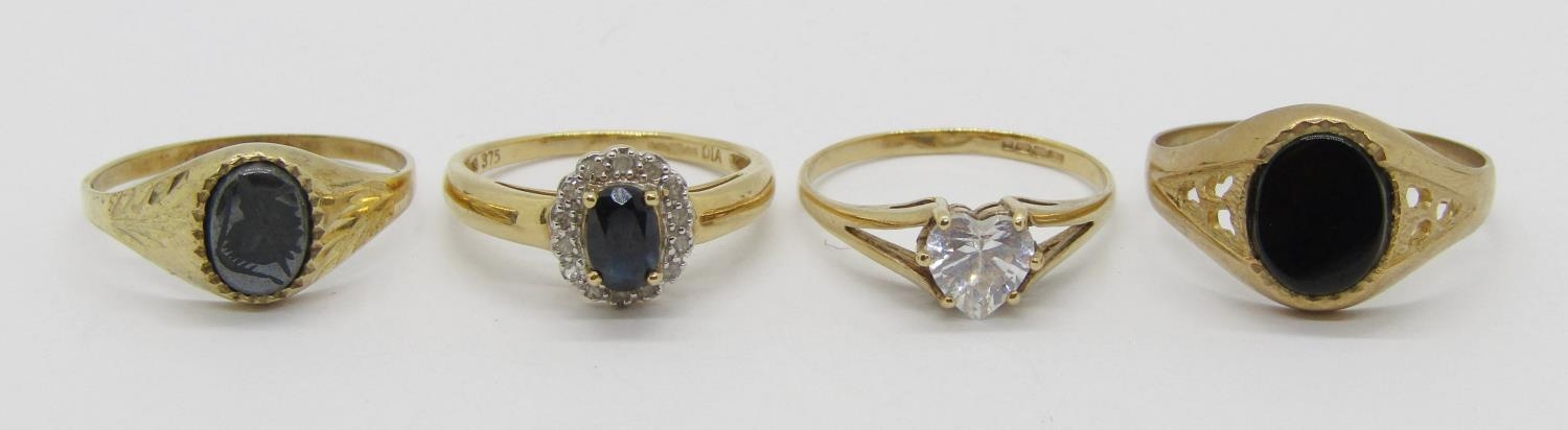 Four 9ct rings comprising a sapphire and diamond cluster example, an onyx signet, a further