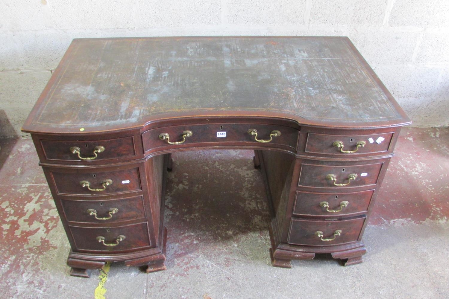 An Edwardian mahogany pedestal writing desk with inset leather top, the shaped outline incorporating - Bild 2 aus 5