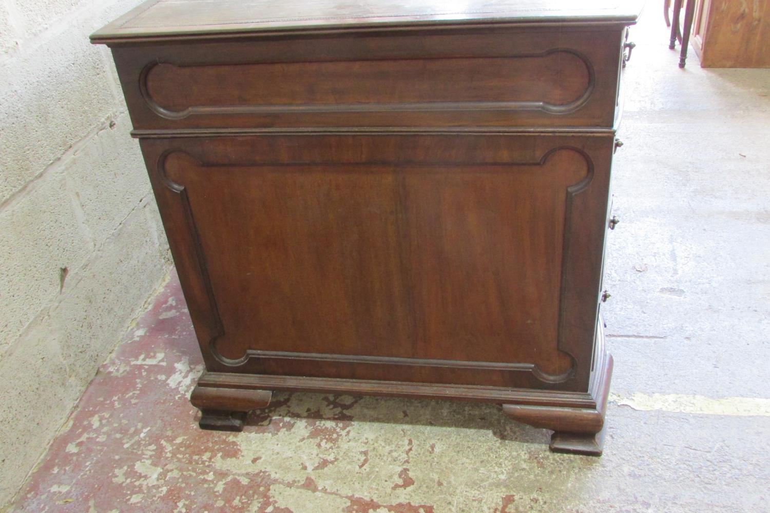 An Edwardian mahogany pedestal writing desk with inset leather top, the shaped outline incorporating - Bild 4 aus 5