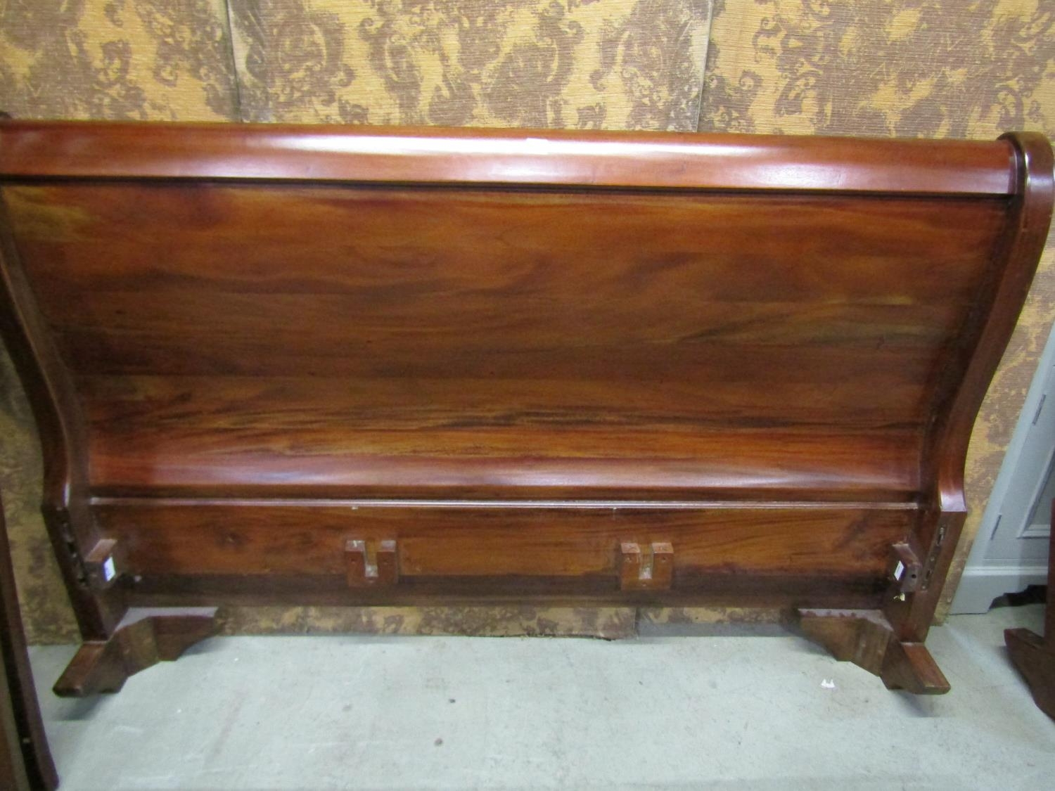 A mahogany sleigh bed frame of usual form to accept a 5ft mattress - Image 4 of 5