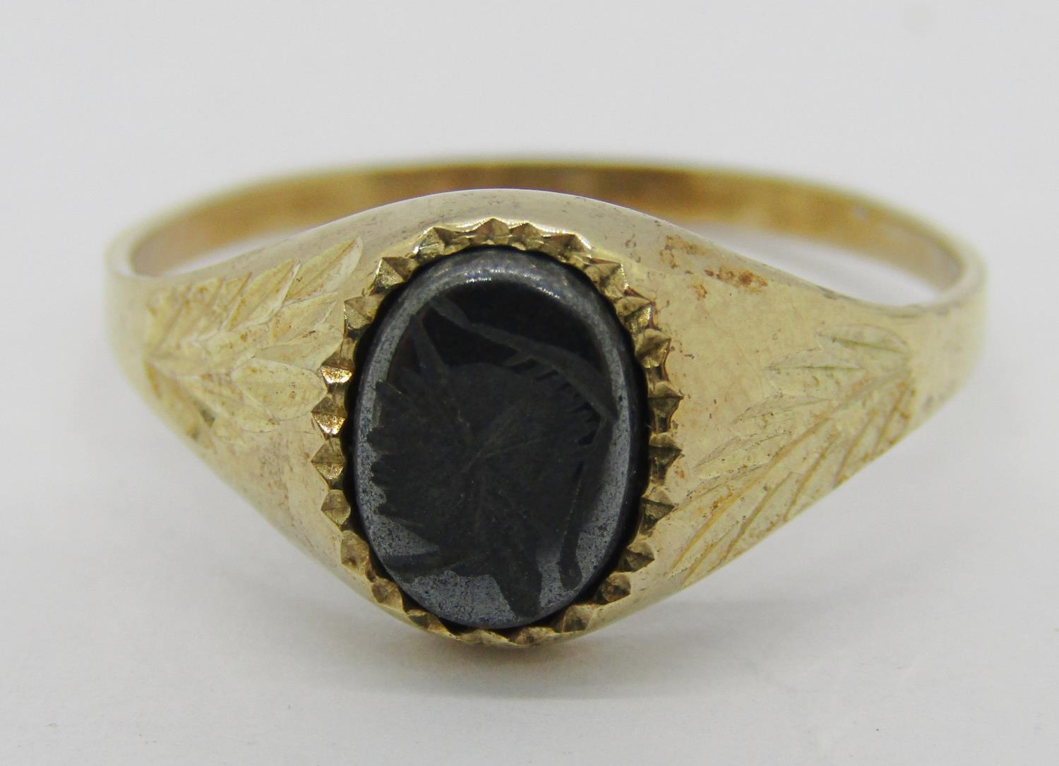 Four 9ct rings comprising a sapphire and diamond cluster example, an onyx signet, a further - Image 4 of 4