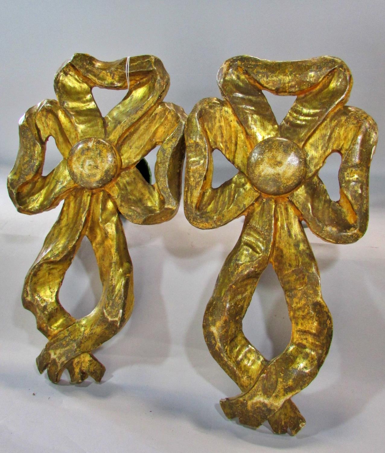 A pair of 19th century carved gilt wood wall mounted curtain tie back mounts, in the form of - Image 4 of 4