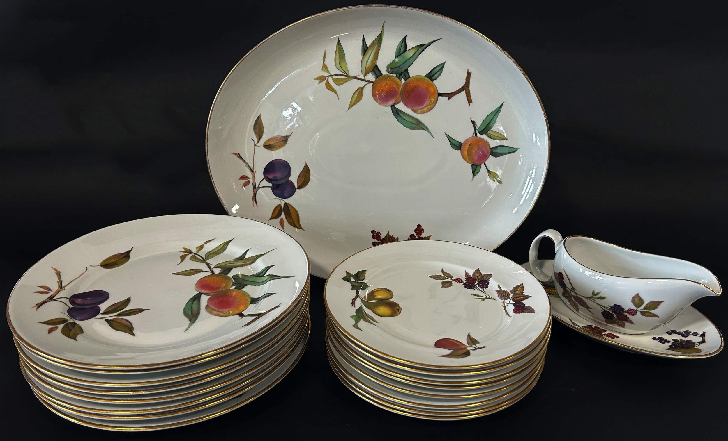 A large quantity of Royal Worcester Evesham pattern tableware and dinner and teaware approx 80 - Image 2 of 4