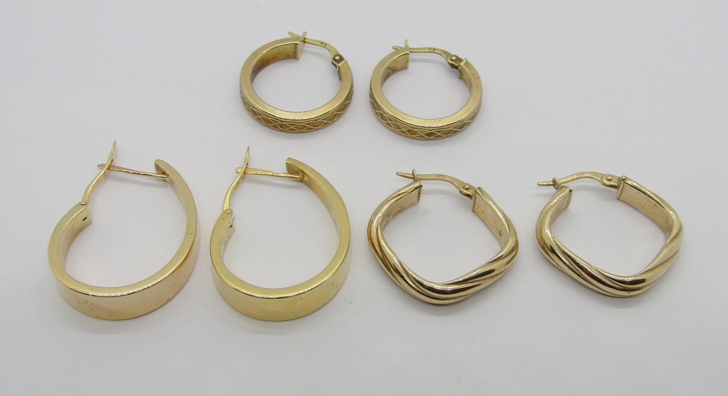 Group of gold hoop earrings comprising two 9ct pairs, 3.6g, a single 18ct example, 2.3g and a single - Image 2 of 3