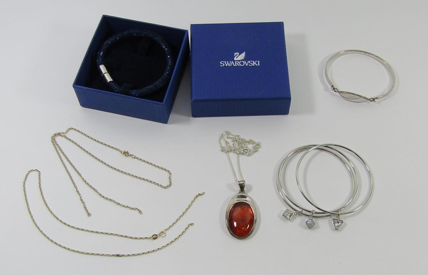 Mixed group of jewellery comprising two 9ct chain necklaces (both af), a silver bracelet, silver