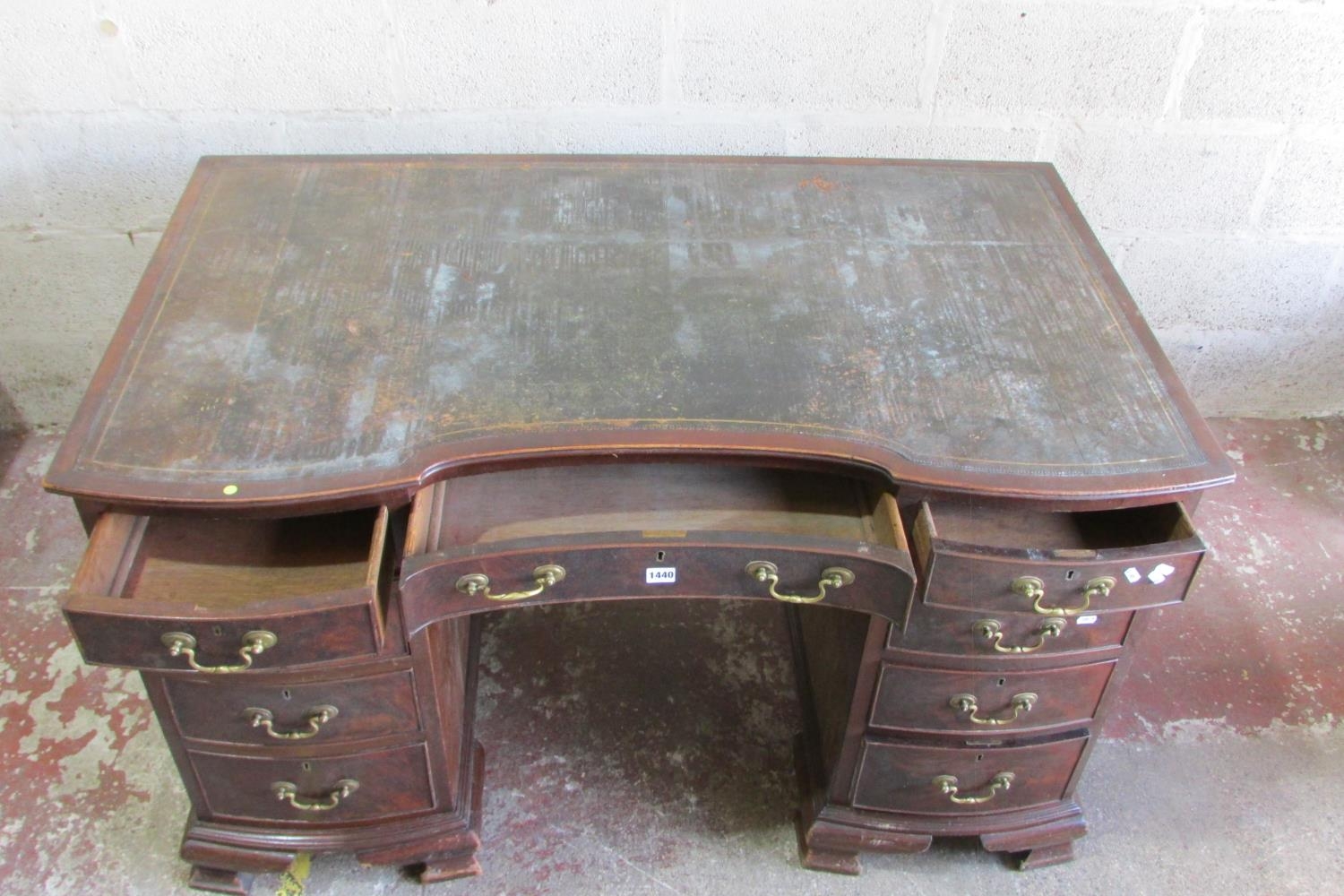 An Edwardian mahogany pedestal writing desk with inset leather top, the shaped outline incorporating - Bild 5 aus 5
