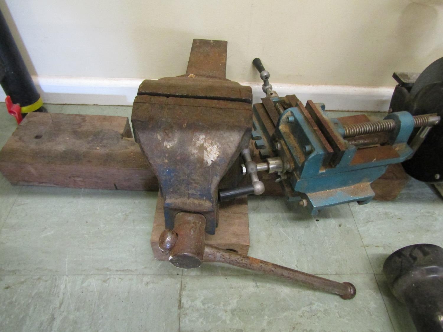 Two roller bars, vice, Axminster grinder, woodstar extractor, etc - Image 4 of 7