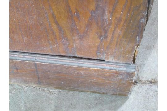 An Edwardian oak pantry cupboard enclosed by a pair of full length doors, with shelved interior (af) - Image 6 of 6