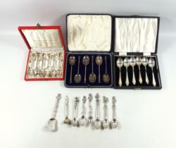 Set of 6 George V silver seal top coffee spoons, by E W H, Birmingham, 1933, cased; set of 6