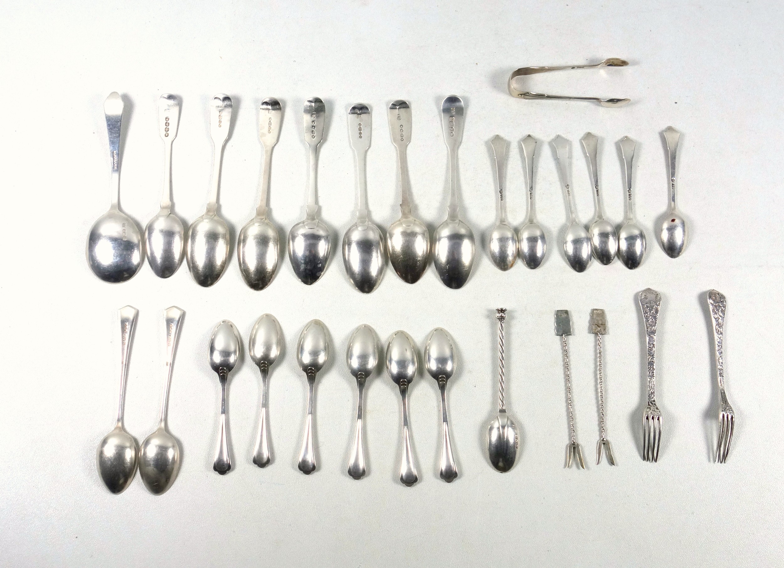 6 silver Fiddle Pattern teaspoons, George IV-Victoria; Set of 6 Albany Pattern demitasse spoons with - Image 2 of 4