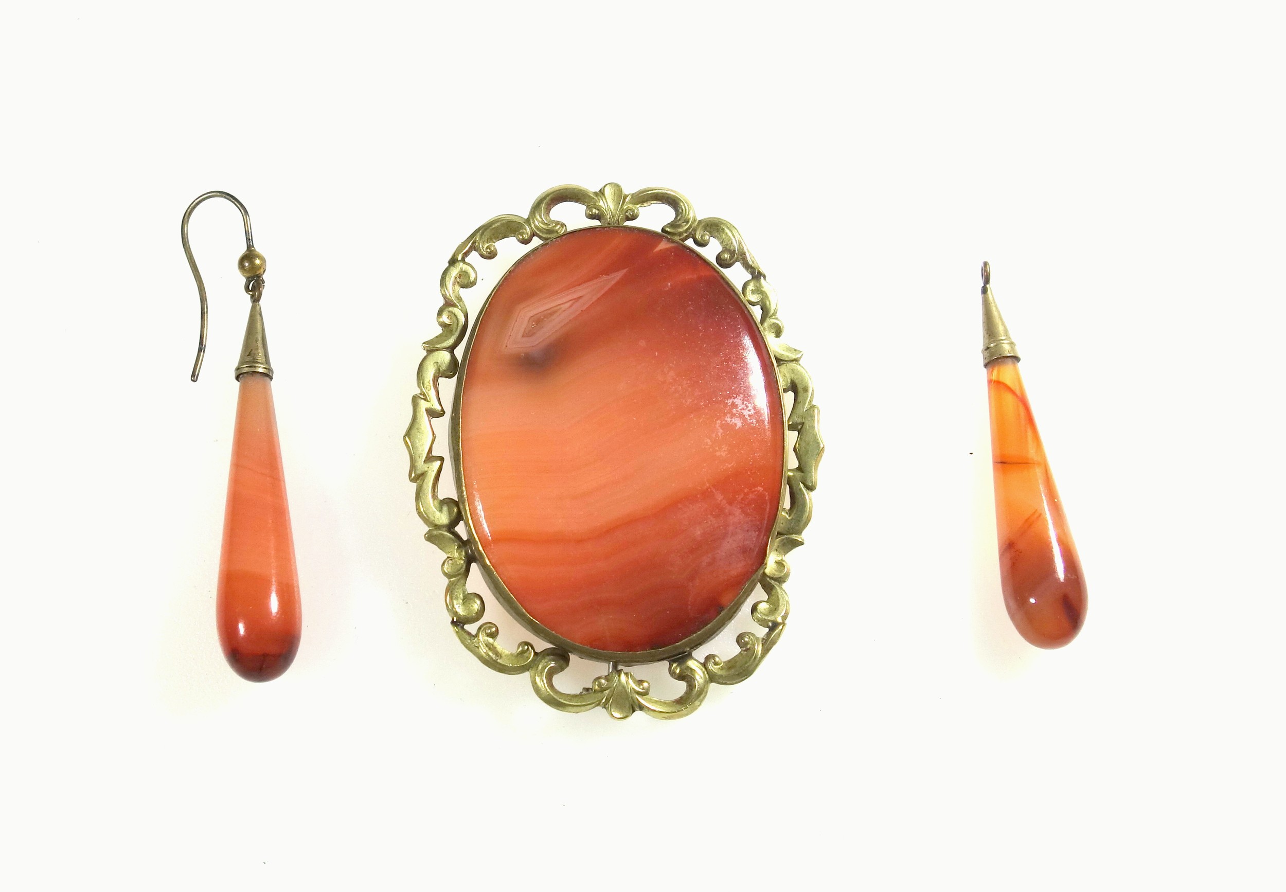 Victorian pinchbeck and agate oval brooch with an openwork scrolling floral border, 6.4 x 5cm, and a - Image 2 of 4