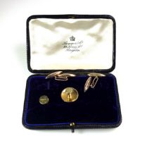 Two 15ct gold studs, 2.7grs, and a pair of 9ct torpedo cufflinks, 2.2grs, cased. (5)