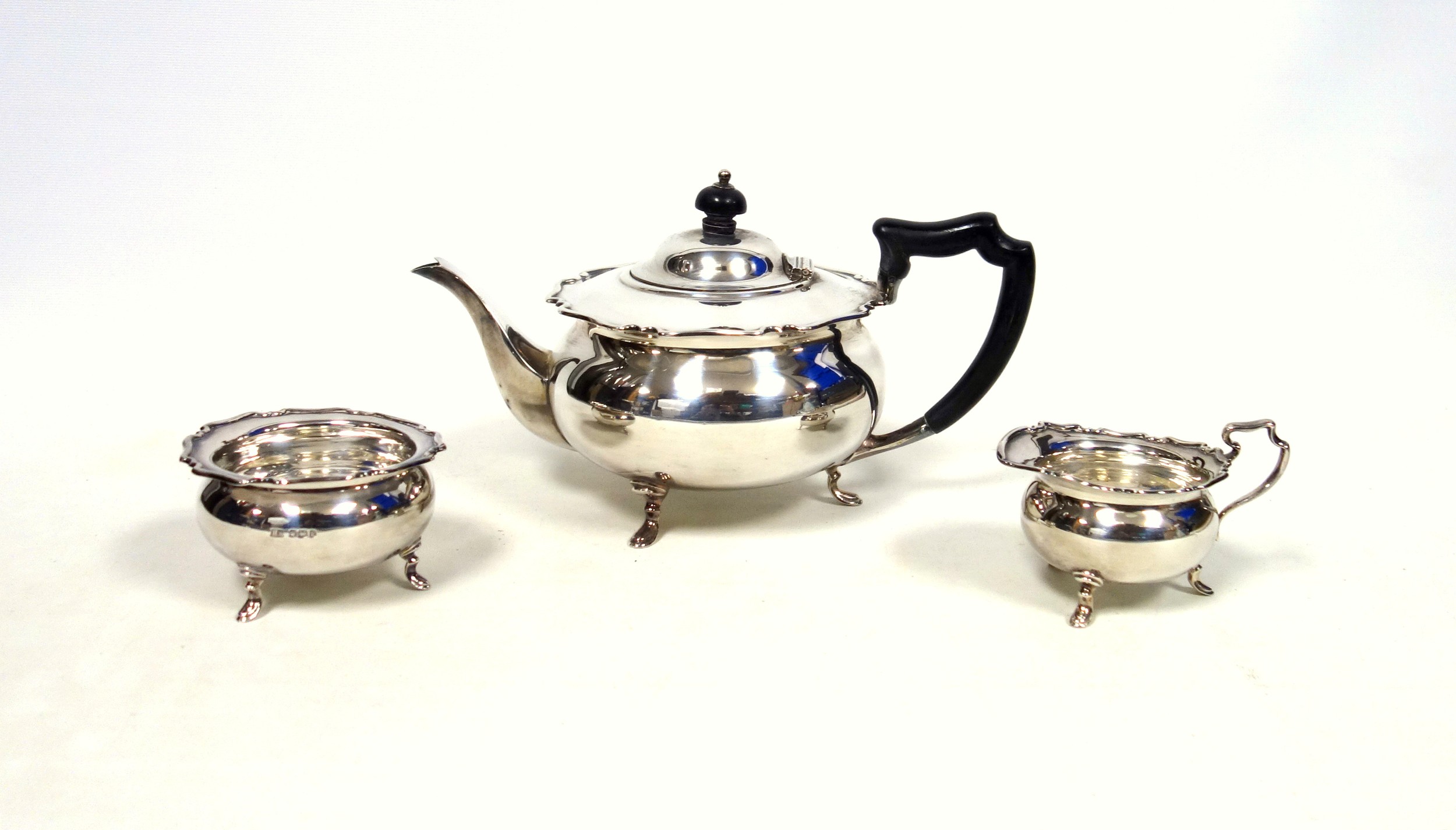 George V silver 3 piece tea set comprising teapot, jug and sugar bowl, the circular teapot with a - Image 2 of 5