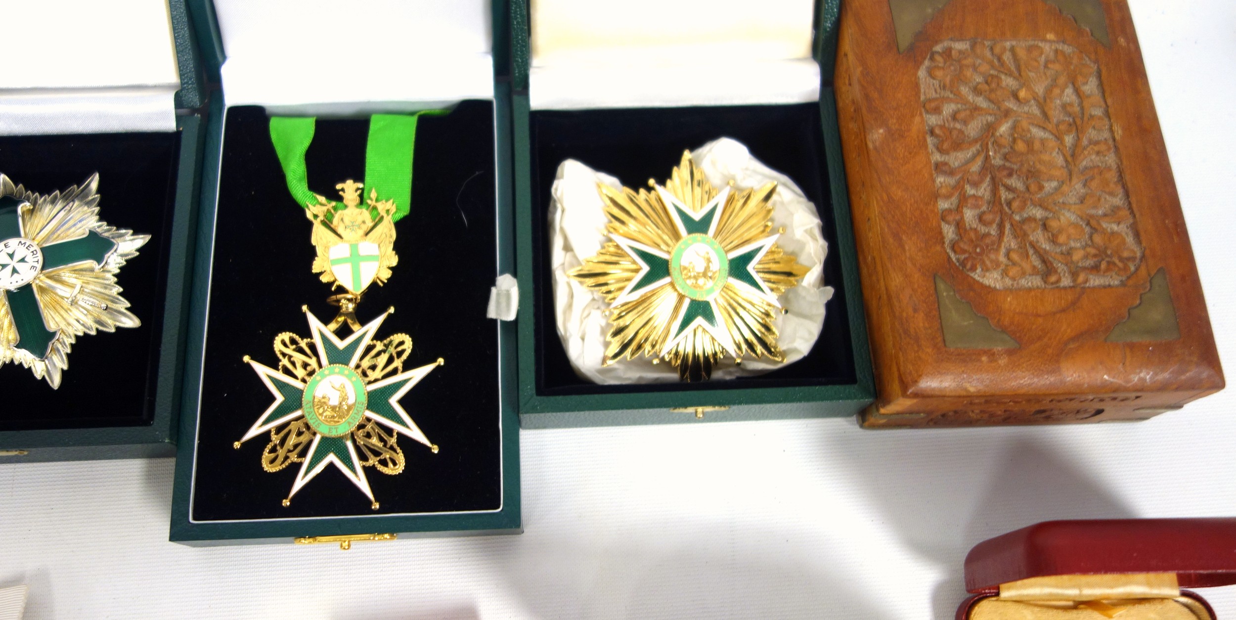 Order of St Lazarus green enamelled and gilt breast badge, Dia.8.7cm, and sash badge, both in a - Image 4 of 5