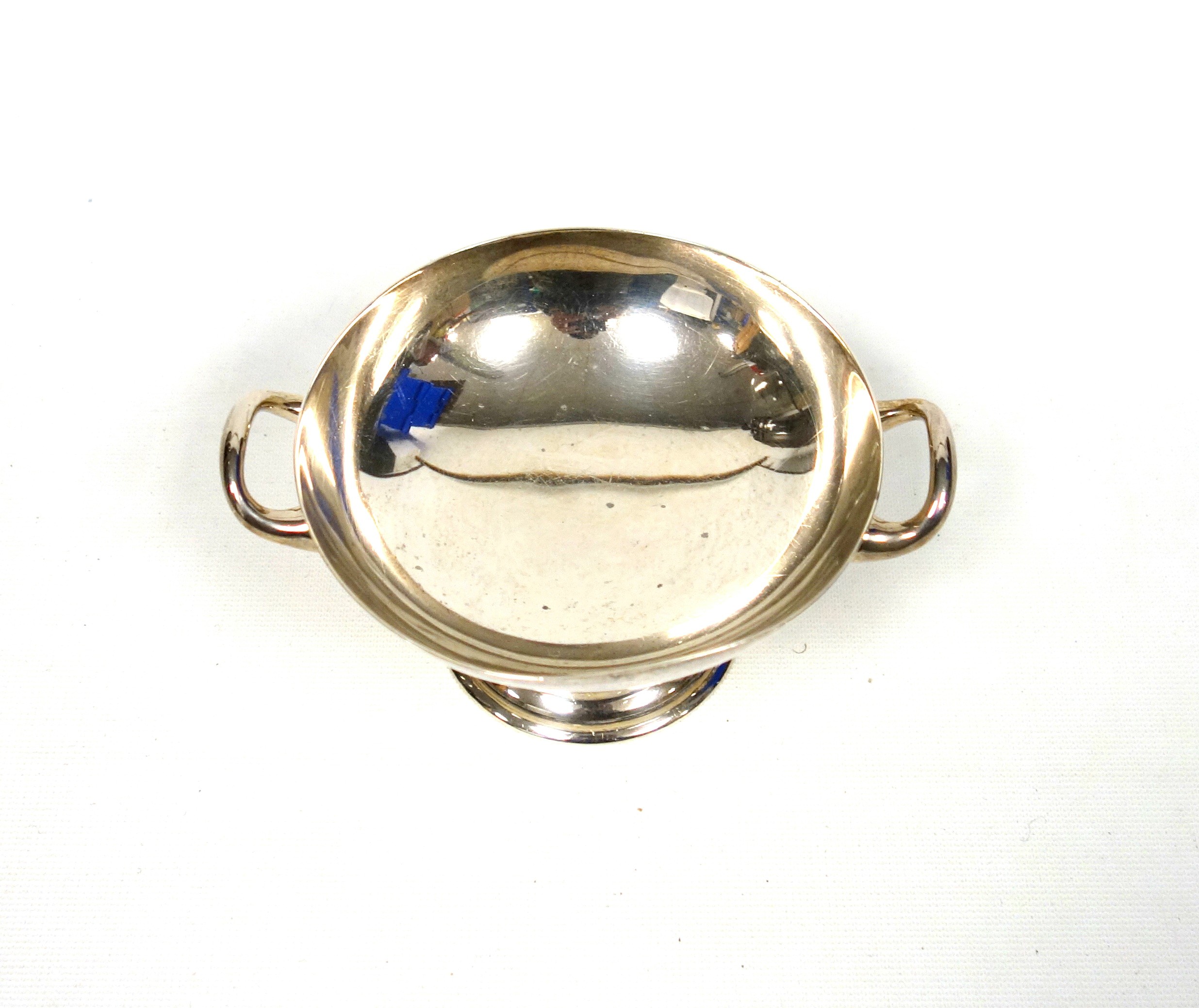 George V silver circular sweetmeat dish with 2 loop handles, on a pedestal foot, by William Hutton & - Image 3 of 4