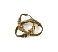 Foreign 9ct gold openwork crossover bark effect brooch, import marks, London, W.4cm, 7.1grs