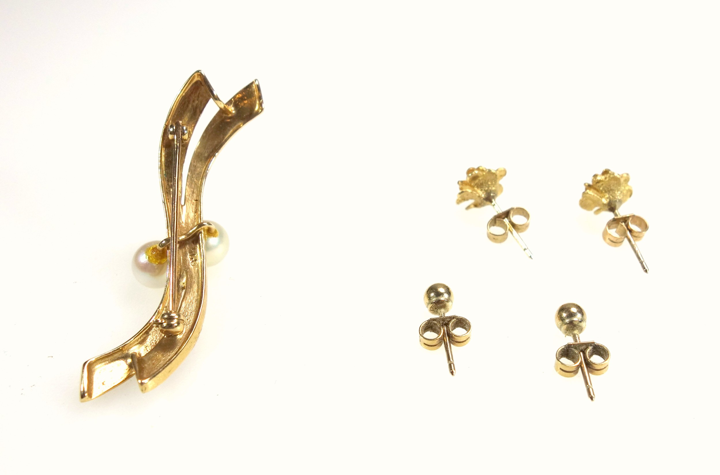 Foreign yellow metal scroll brooch set 2 cultured pearls, stamped 14k, L.4.7cm, 4.4grs; pair of - Image 2 of 2