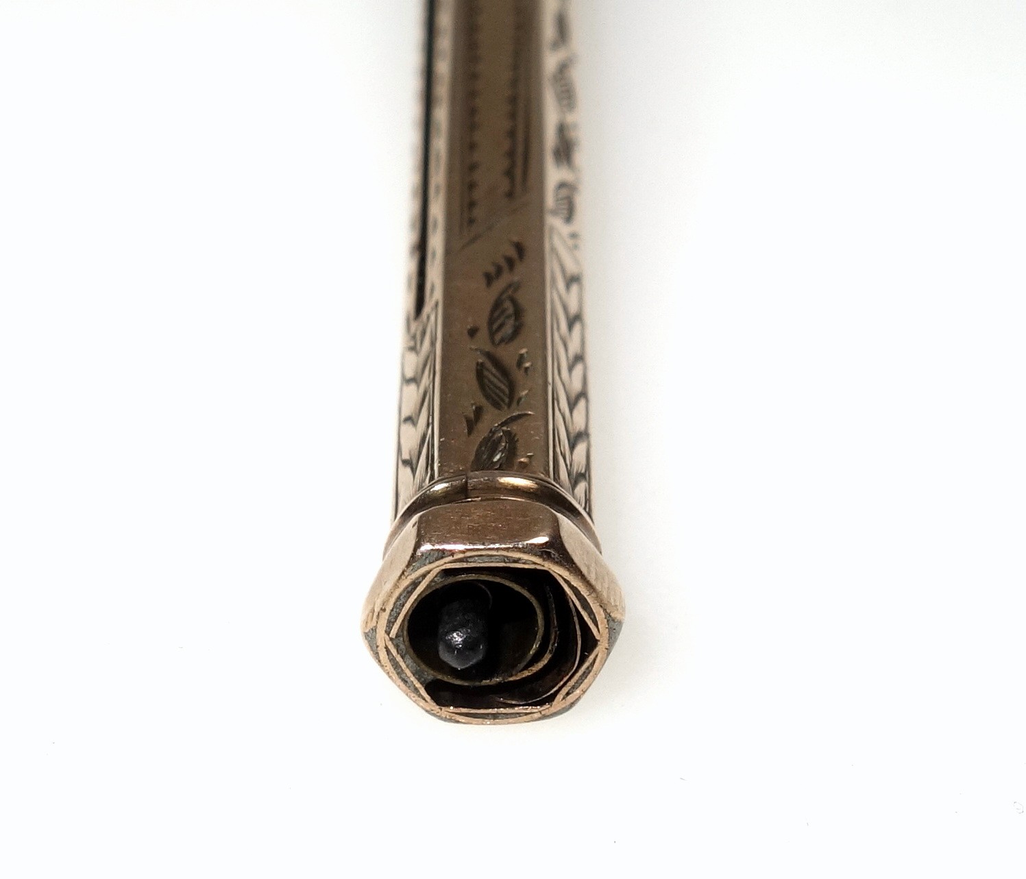 Early 20th Century 9ct gold hexagonal propelling pencil with chased foliate and scroll decoration - Image 5 of 5