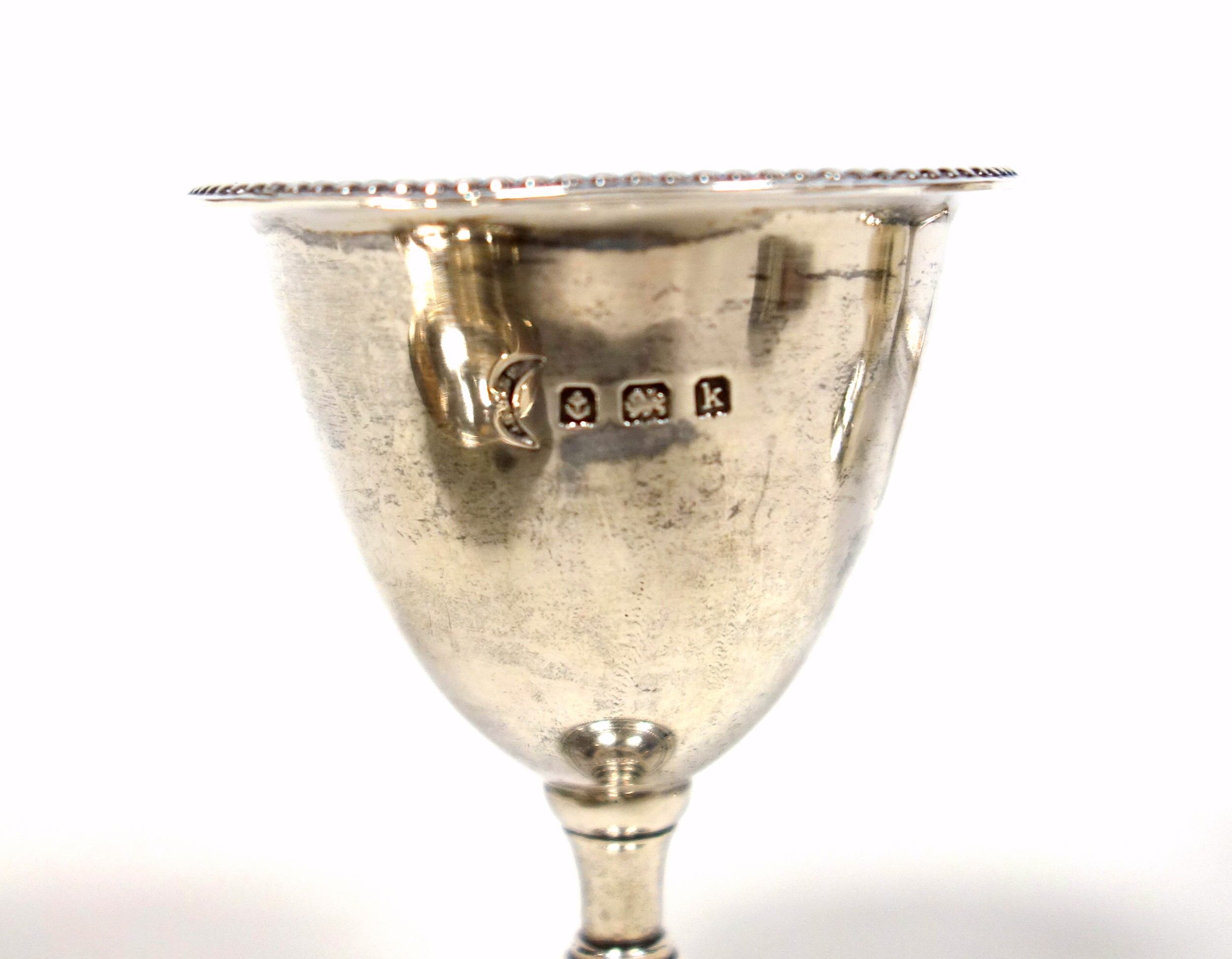 Edwardian silver Kiddush cup with a beaded rim, knopped stem, and stepped circular foot, by J B - Image 5 of 5