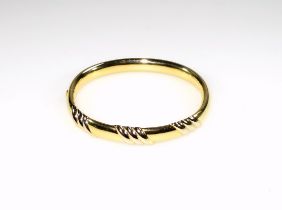 Italian yellow metal hinged bracelet with partial ribbed decoration, stamped 750, boxed, 24.7