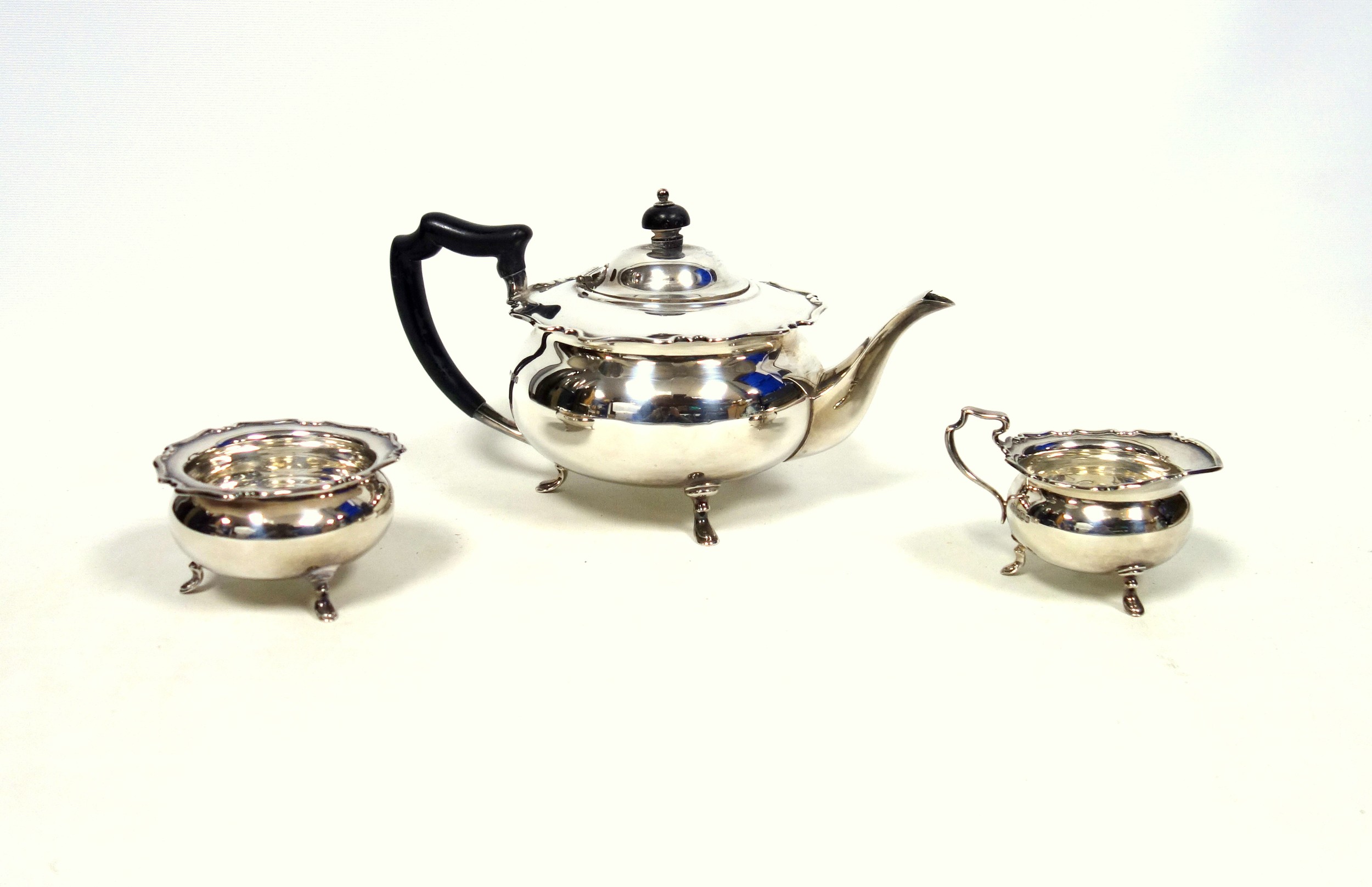 George V silver 3 piece tea set comprising teapot, jug and sugar bowl, the circular teapot with a - Image 3 of 5