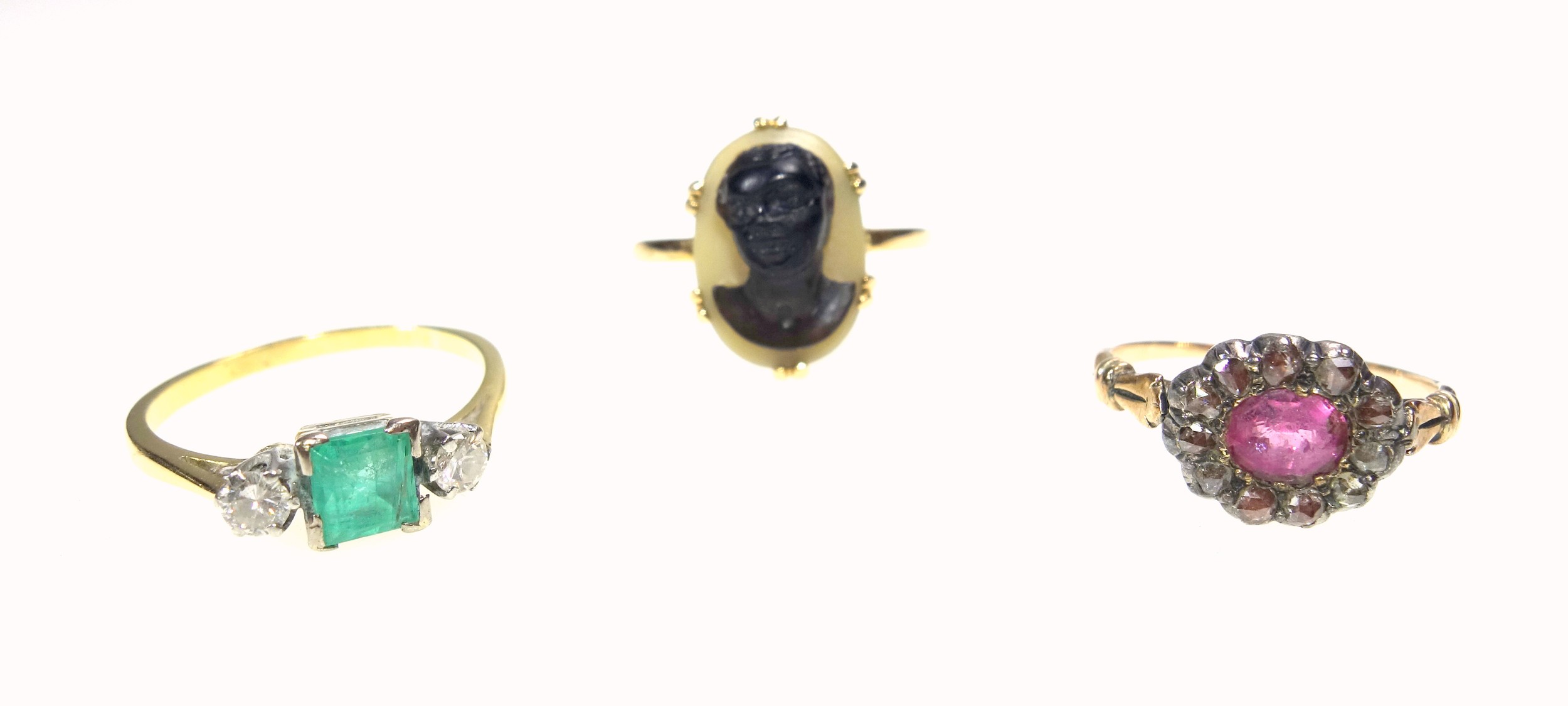 (Amended description) Blackamoor cameo ring, Foreign yellow metal ring set emerald flanked by 2 diam - Image 4 of 8