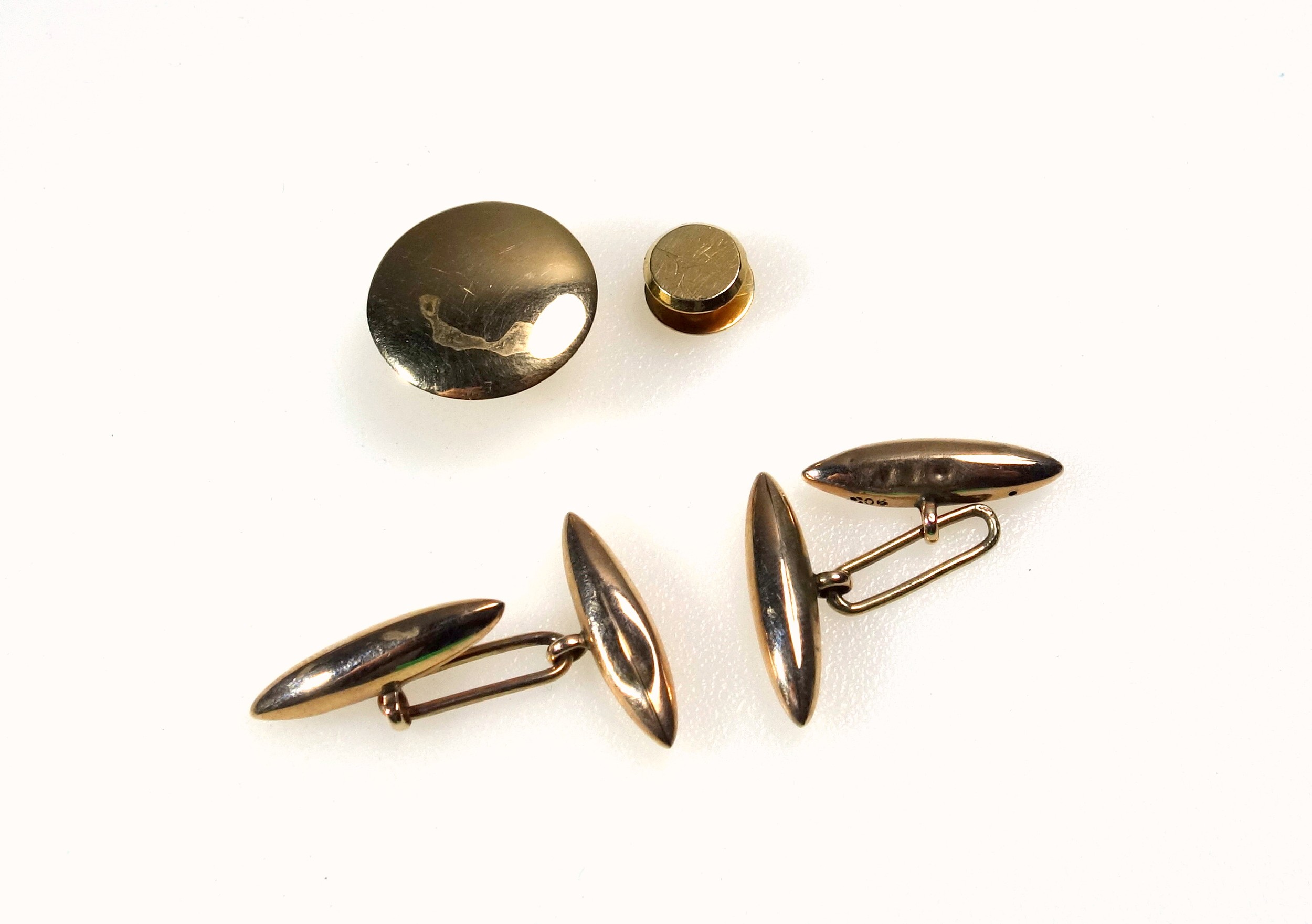 Two 15ct gold studs, 2.7grs, and a pair of 9ct torpedo cufflinks, 2.2grs, cased. (5) - Image 3 of 3