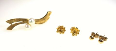 Foreign yellow metal scroll brooch set 2 cultured pearls, stamped 14k, L.4.7cm, 4.4grs; pair of
